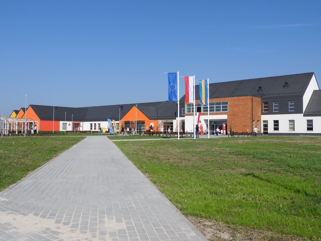 na zdjeciu znajduje sie budynek szkolno-przedszkolny w Dobrzykowicach