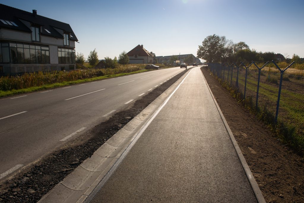 zdjęcie przedstawia drogę oraz nową asfaltową ścieżkę rowerową w gminie Kąty Wrocławskie