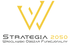 Zdjęcie przedstawia logo Strategii ZIT WrOF do 2050 r. Na białym tle obrazka, na środku znajduje się duża litera W w kolorze żółtym, poniżej znajduje się napis: Strategia 2050, słowo strategia jest w kolorze czarnym, natomiast cyfra 2050 jest w kolorze żółtym. Poniżej znajduje się tekst: Wrocławski Obszar Funkcjonalny również w kolorze czarnym. Czcionka całego logotypu jest ozdobna.