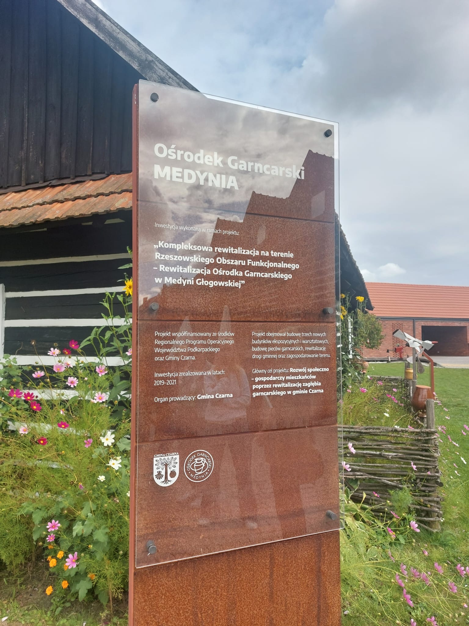 Ośrodek Garncarski Medynia - tablica informacyjna