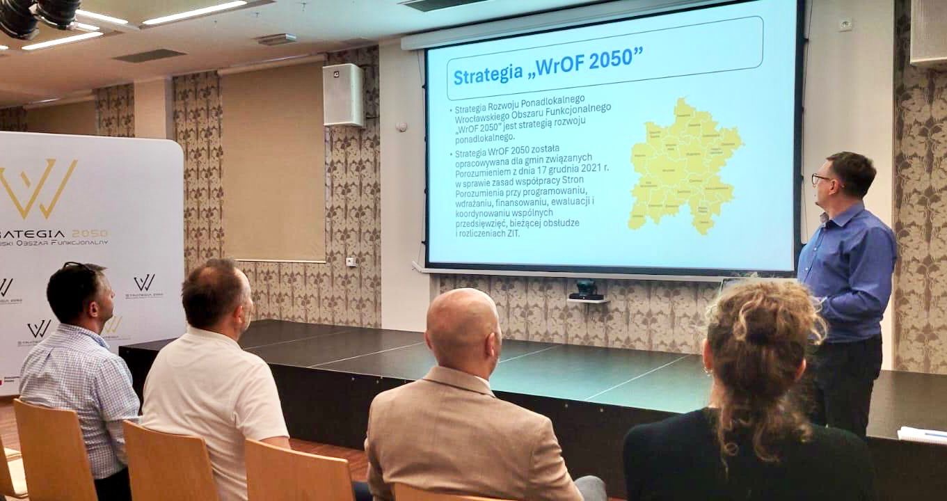 Zdjęcie przedstawia slajd prezentowany przez pana prowadzącego oraz anonimowo uczestników spotkania