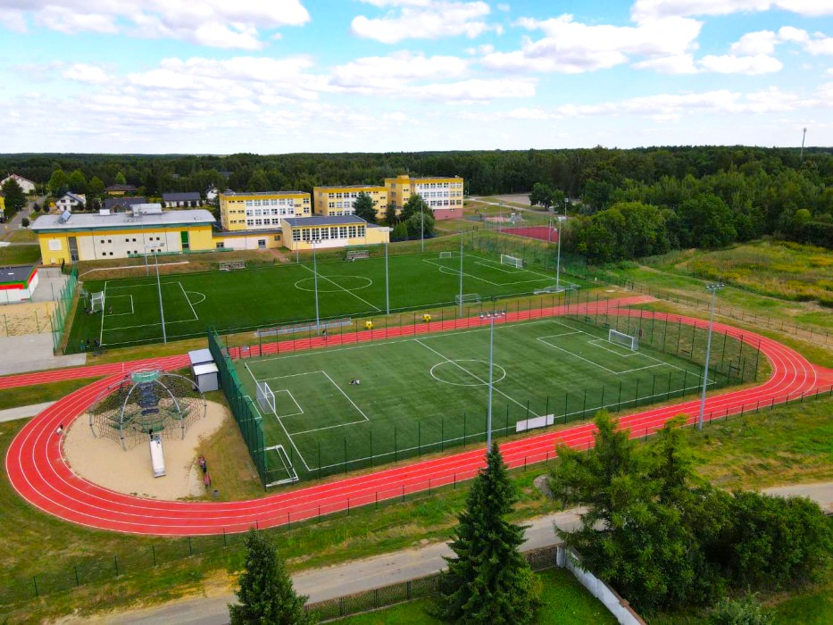 Widok z lotu ptaka na boiska po realizacji projektu
