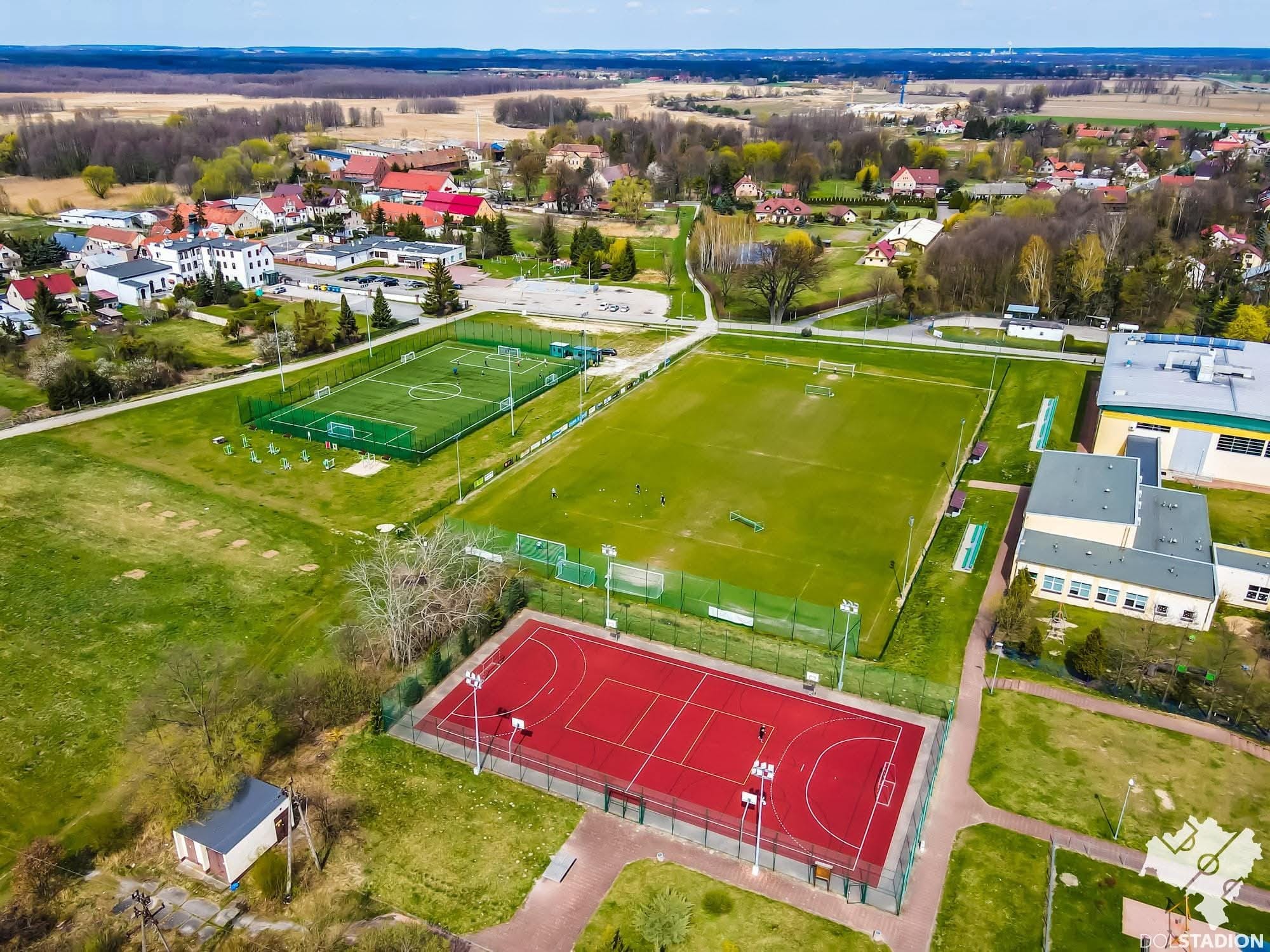 Widok z lotu ptaka na boiska przed realizacja projektu