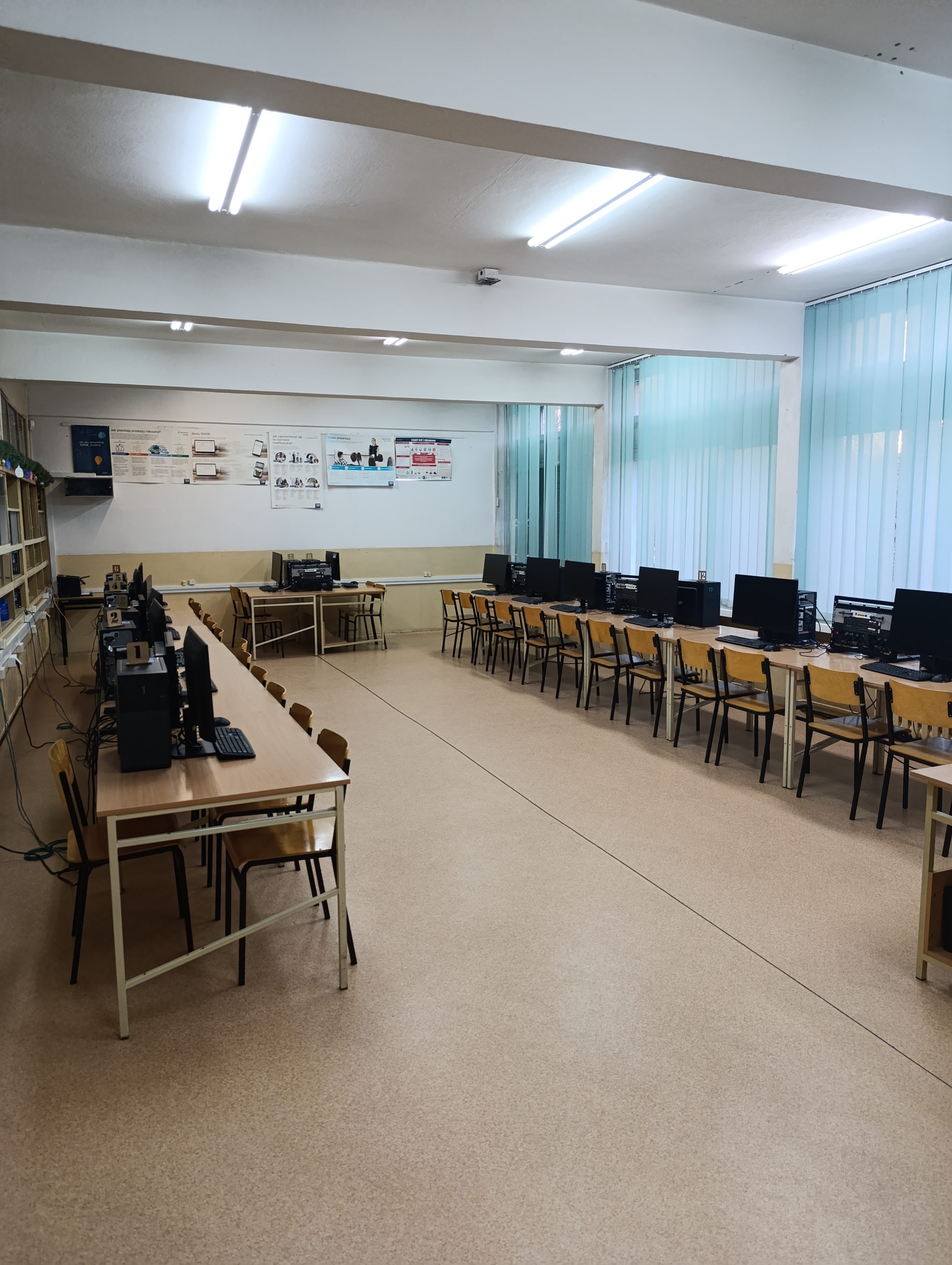Szkolna sala komputerowa